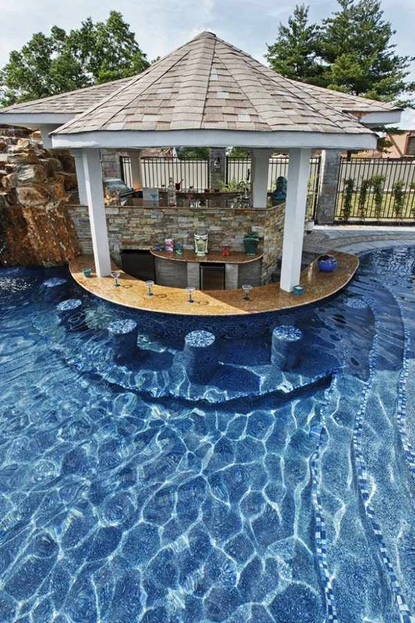 magnifique piscine marquée par cuisine et bar