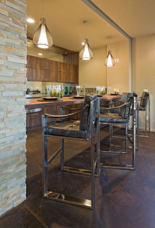 maison-contemporaine-suspensions-verre-bar-élégant-bois-pierre-chaises-bar-métalliques-cuir maison contemporaine