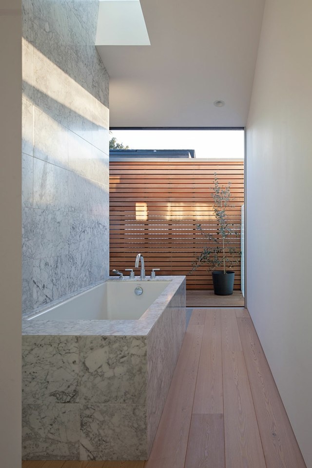 maison simpliste son baignoire très classe marbre gris motifs samble