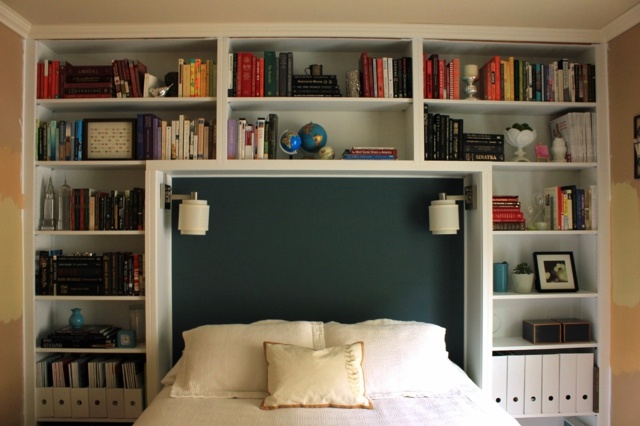 meuble bibliothèque fait sur mesure autour du lit
