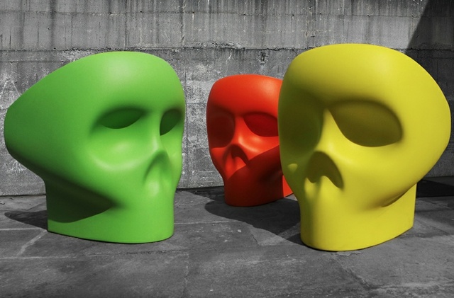Des fauteuils design crâne en jaune vert et rouge meubles effrayants