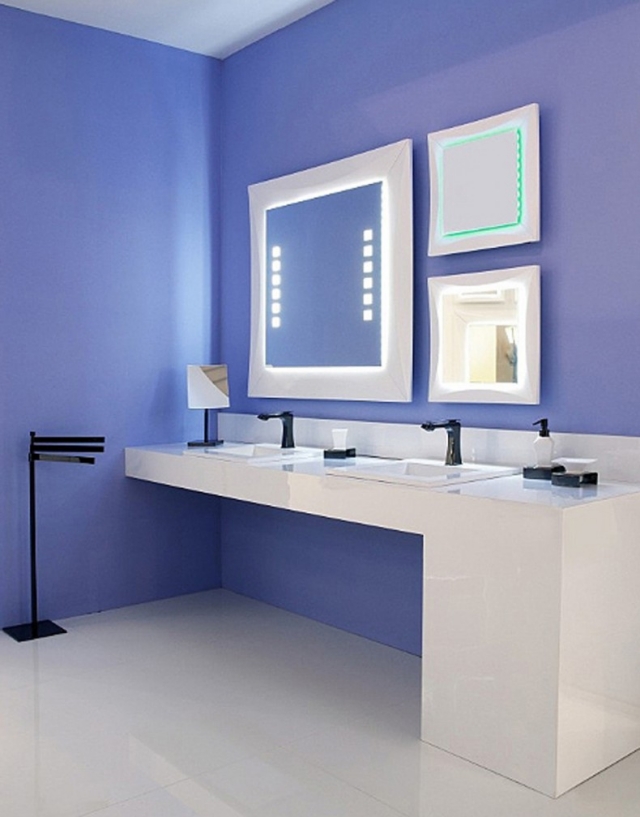 miroir-salle-de-bains-moderne-confort-complet-mur-couleur-violette