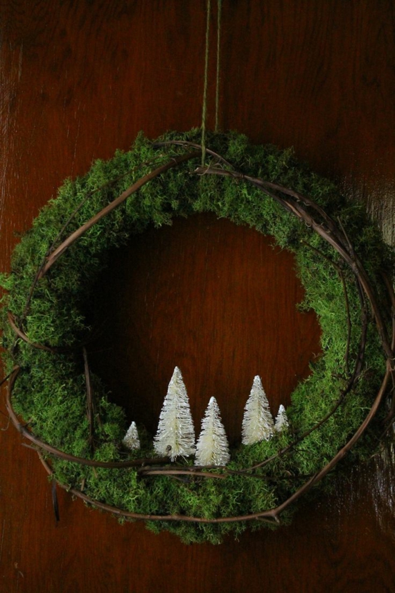 Décoration de porte en couronne de Noël en mousse vert nature sapins