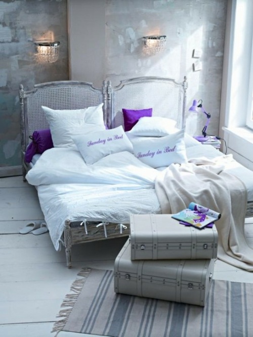murs style industriel chambre coucher coussins violets