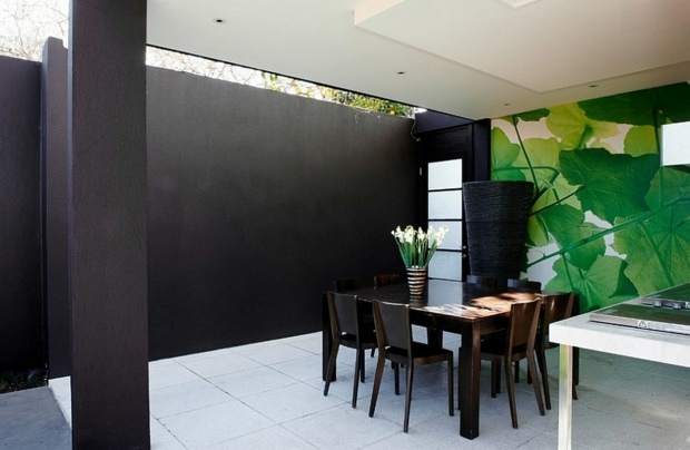 patio style contemporain avec mur noir accent