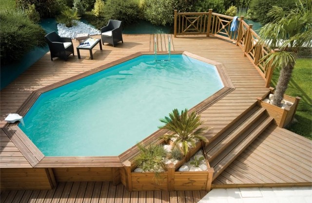 piscine-hors-sol-bois-grande-terrasse-salon-jardin-noir