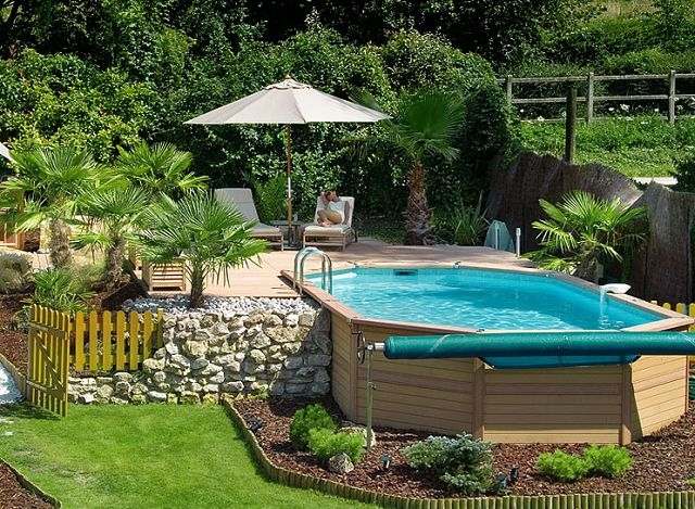 piscine-hors-sol-bois-palmiers-et-pierre-jardin