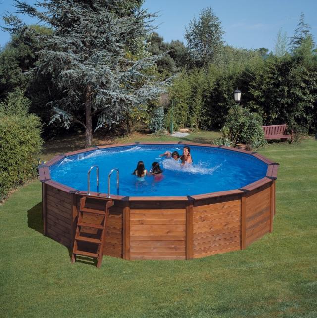 piscine-hors-sol-bois-ronde-échelle-bois-jardin piscine hors sol bois
