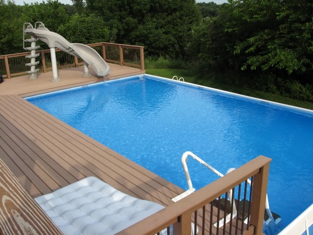 piscine hors sol terrasse bois toboggan