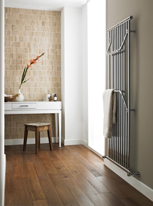 radiateur-salle-bains-finition-métallique-grand-meuble-vasque-blanc-chaise-bois