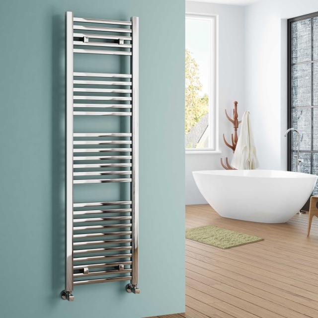 radiateur-salle-bains-finition-métallique-mur-bleu-clair-baignoire-blanche radiateur salle de bains
