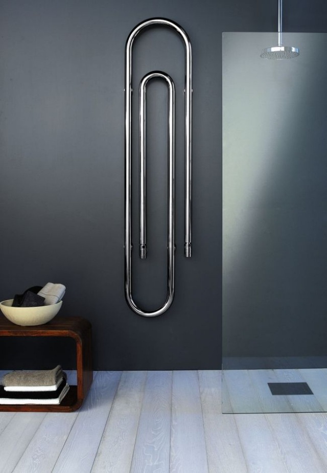 radiateur salle de bains radiateur-salle-bains-noir-forme-pince-élégant-tabouret-bois