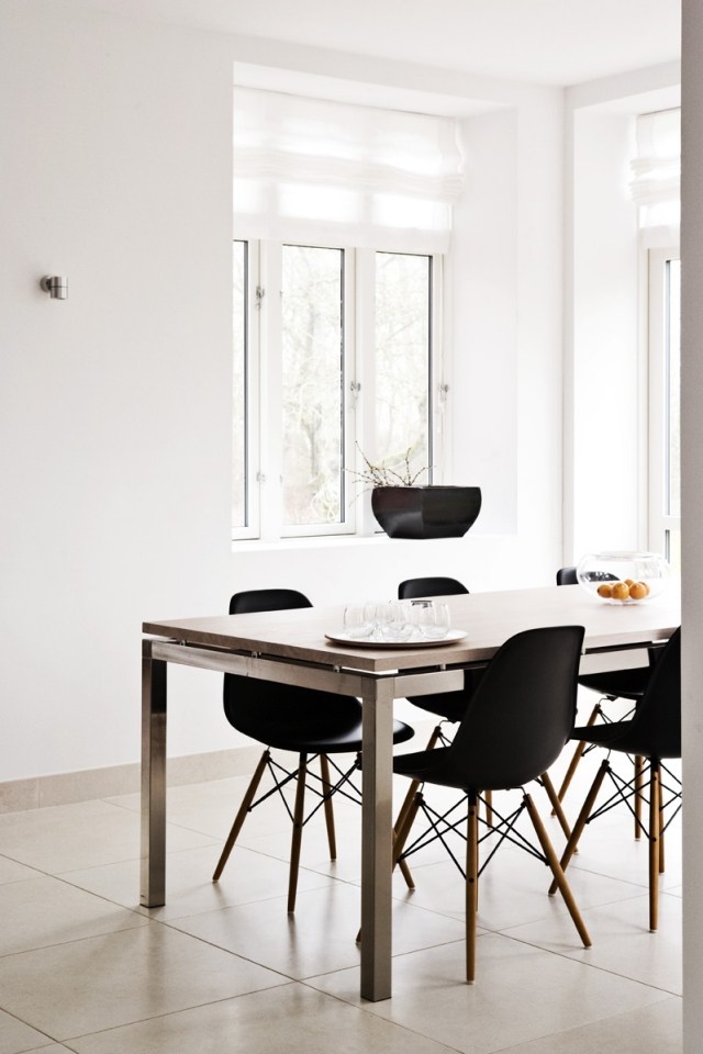 salle-manger-blanche-chaises-Eames-DAW-noires