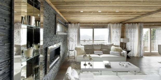 salon contemporain mur pierre plafond bois