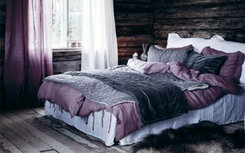 sol murs bois naturel chambre lit violet