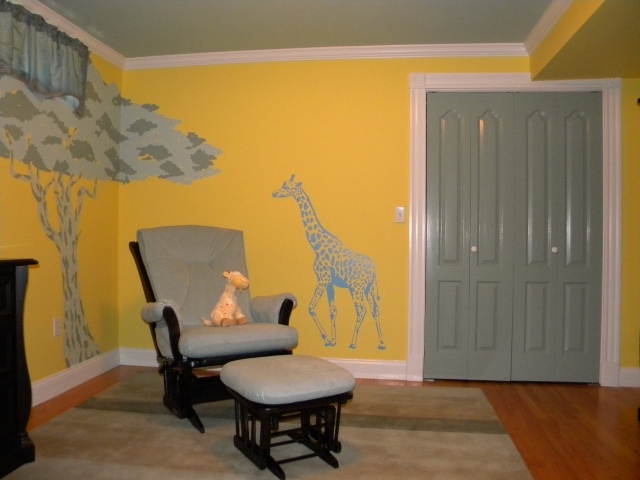 stickers-chambre-bébé-thème-jungle-girafe-arbre-murs-jaunes-fauteuil-gris stickers chambre bébé