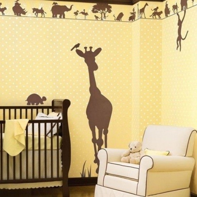 stickers-chambre-bébé-thème-jungle-girafe-marron-papier-peint-jaune-pois-blancs stickers chambre bébé