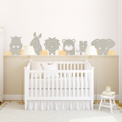 stickers-chambre-bébé-thème-jungle-gris-clair-lit-bébé-blanc-murs-beige-blanc