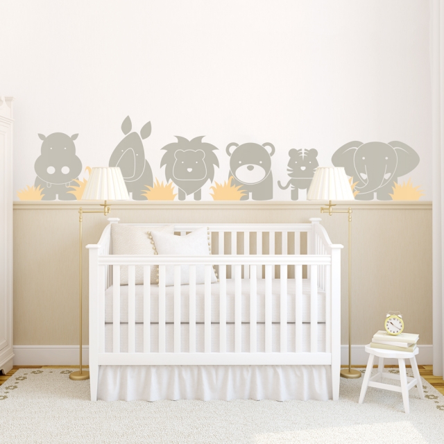 stickers-chambre-bébé-thème-jungle-gris-clair-lit-bébé-blanc-murs-beige-blanc stickers chambre bébé