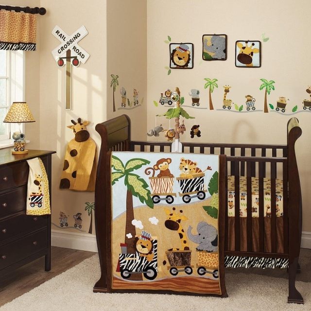 stickers-chambre-bébé-thème-jungle-mobilier-bois-literie-motifs-animaux-sauvages stickers chambre bébé