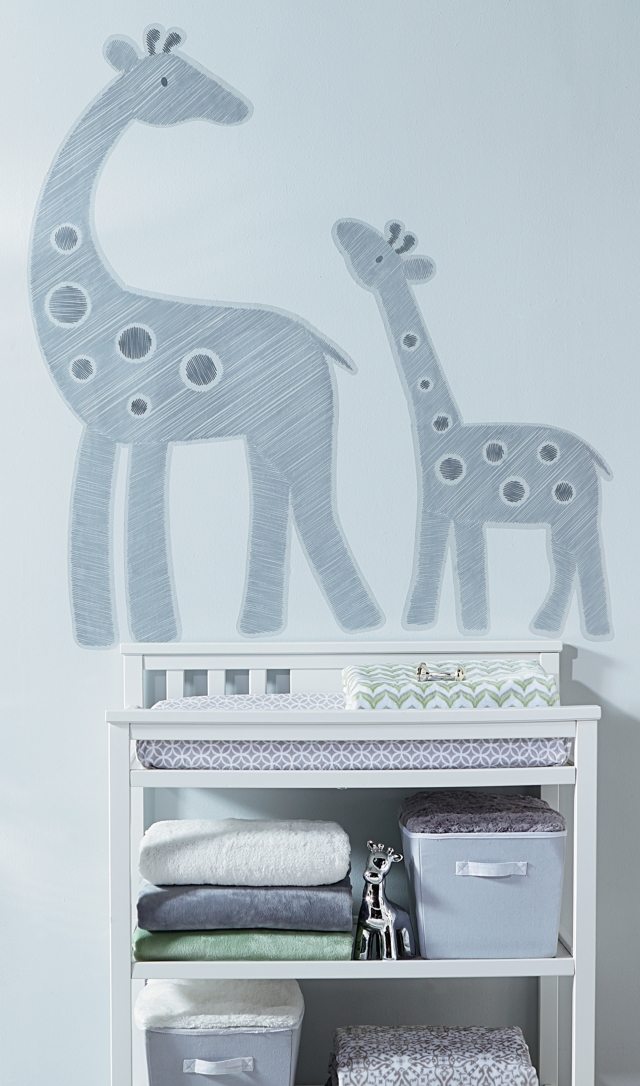 stickers-chambre-bébé-thème-jungle-mur-bleu-clair-girafes stickers chambre bébé