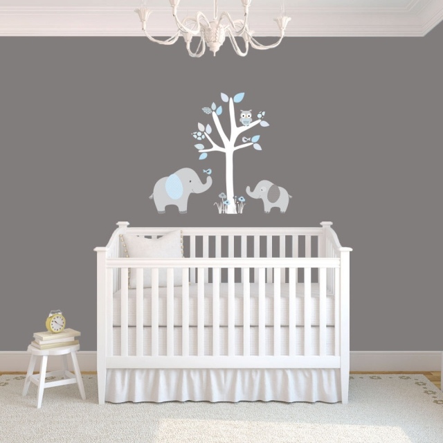 stickers-chambre-bébé-thème-jungle-murs-gris-lit-bébé-blanc-stickers-éléphants-arbre stickers chambre bébé