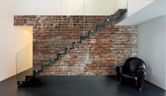 superbe escalier mis en contraste par faux mur briques