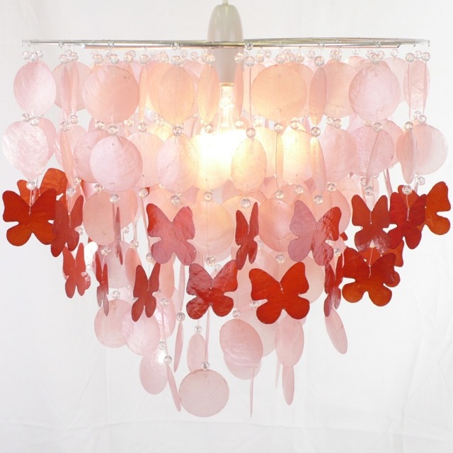 suspension-luminaire-idée-décoration-originale-papillons-couleur-rose-rouge