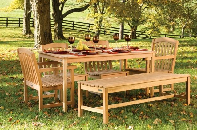 table-jardin-bois-bancs-chaises-verres-vin-marron