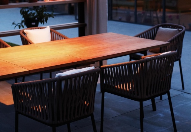 table-jardin-bois-design-épuré-élégant-chaises-bois table de jardin