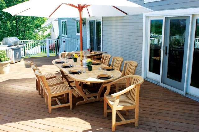table-jardin-bois-ensemble-élégant-bois-parasol-blanc table de jardin