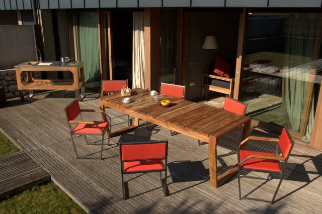 table-jardin-bois-rectangulaire-chaises-coussins-rouges table de jardin