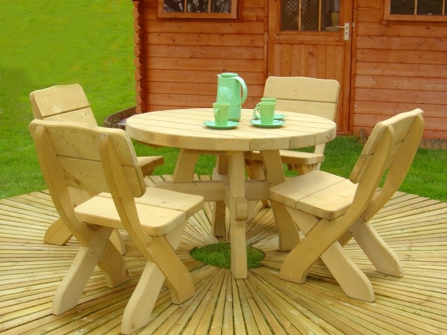 table-jardin-bois-ronde-élégante-bois-clair-chaises-service-vert-clair table de jardin