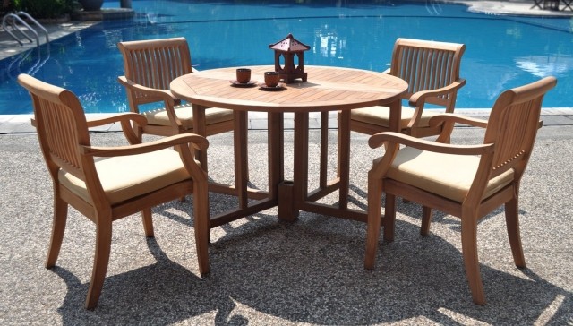 table-jardin-bois-ronde-élégante-coussins-chaises-beige-piscine table de jardin