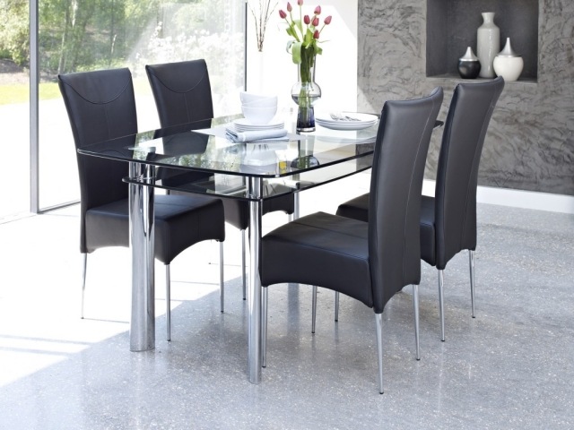table-salle-à-manger-matériau-verre-idée-originale-forme-rectangulaire-chaises-cuir