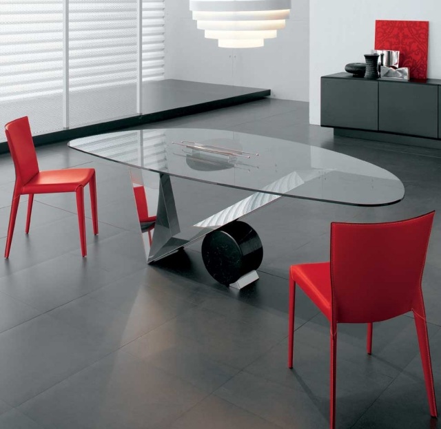 table-salle-à-manger-matériau-verre-idée-originale-forme-rein-chaises-rouge