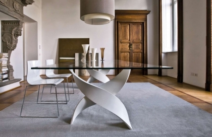table-salle-à-manger-matériau-verre-idée-originale-support-blanc-chaises-tapis