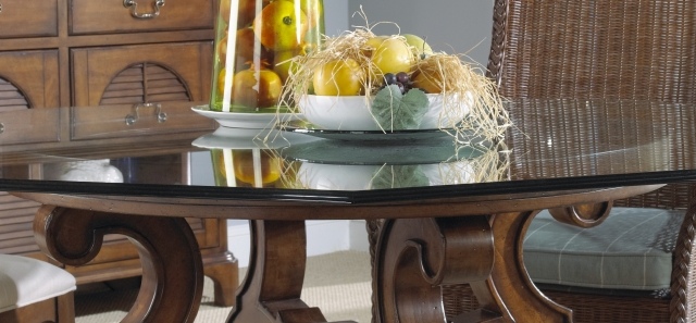 table-salle-à-manger-matériau-verre-idée-originale-support-ornements-bois