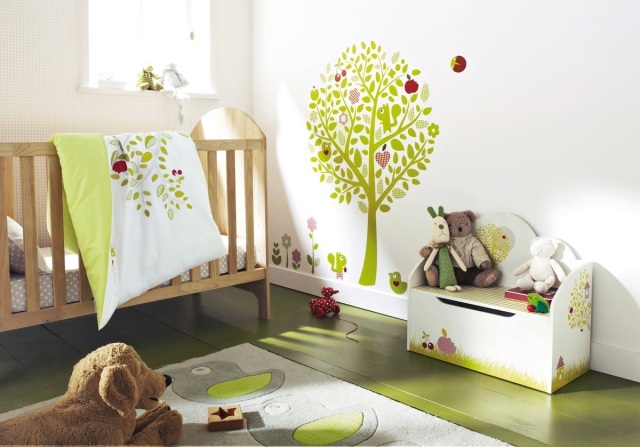 tapis-chambre-bébé-blanc-motifs-oiseaux-gris-jaune-sticker-mural-arbre-vert-anis tapis chambre bébé