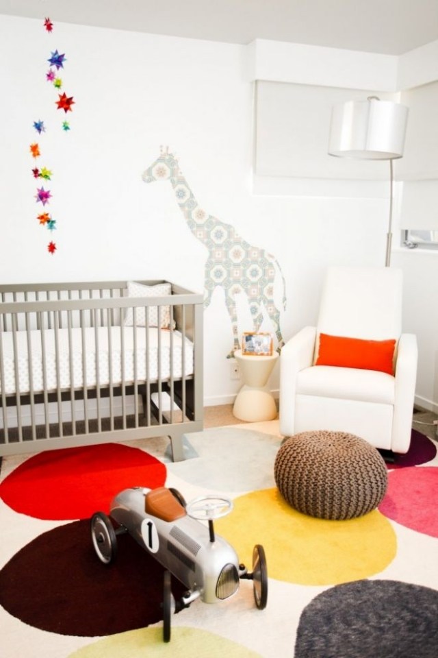 tapis-chambre-bébé-blanc-pois-multicolores-sticjer-mural-girafe-grise tapis chambre bébé