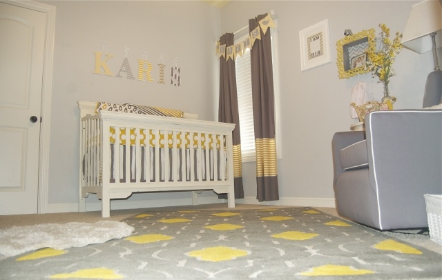 tapis-chambre-bébé-gris-calir-motifs-jaunes-lit-bébé-blanc-rideaux-marron-accents-jaunes