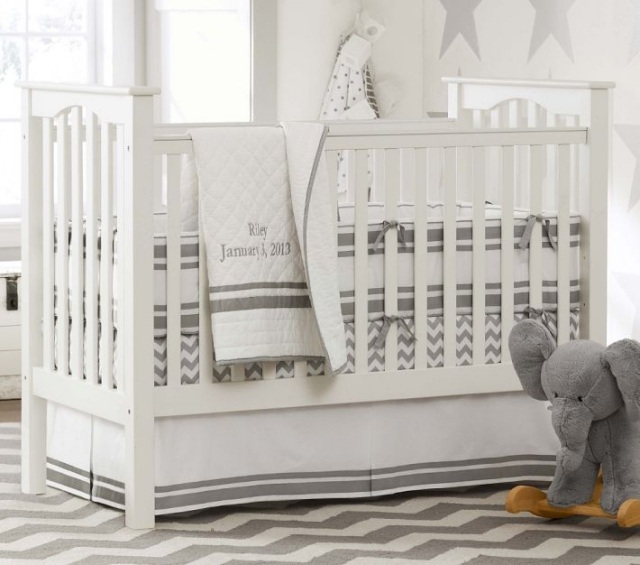 tapis-chambre-bébé-gris-clair-blanc-literie-blanc-gris-éléphant-peluche-gris tapis chambre bébé