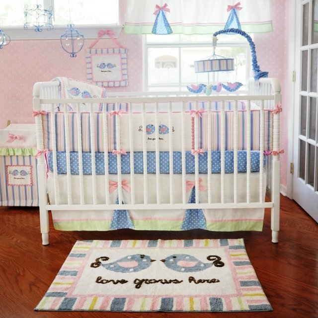 tapis-chambre-bébé-petit-blanc-oiseaux-bleus-accents-rose-pâle-murs-rose tapis chambre bébé