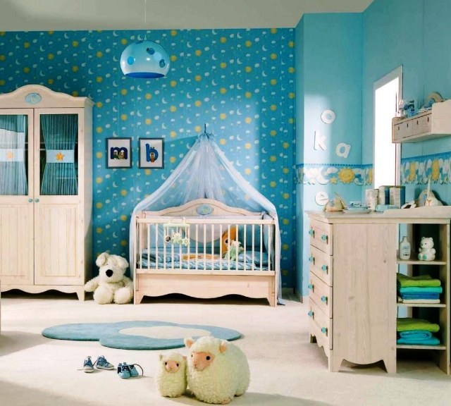 tapis-chambre-bébé-petit-bleu-pâle-motifs-blancs-papier-peint-bleu-lunes-soleils-motifs
