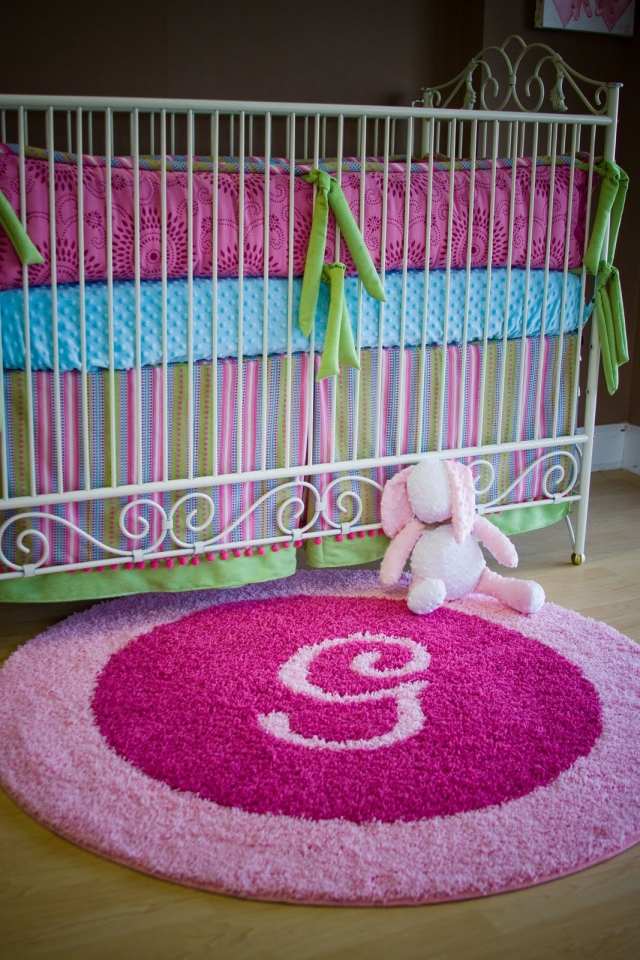 tapis-chambre-bébé-rond-rose-couleur-cyclamen-lit-bébé-métallique tapis chambre bébé