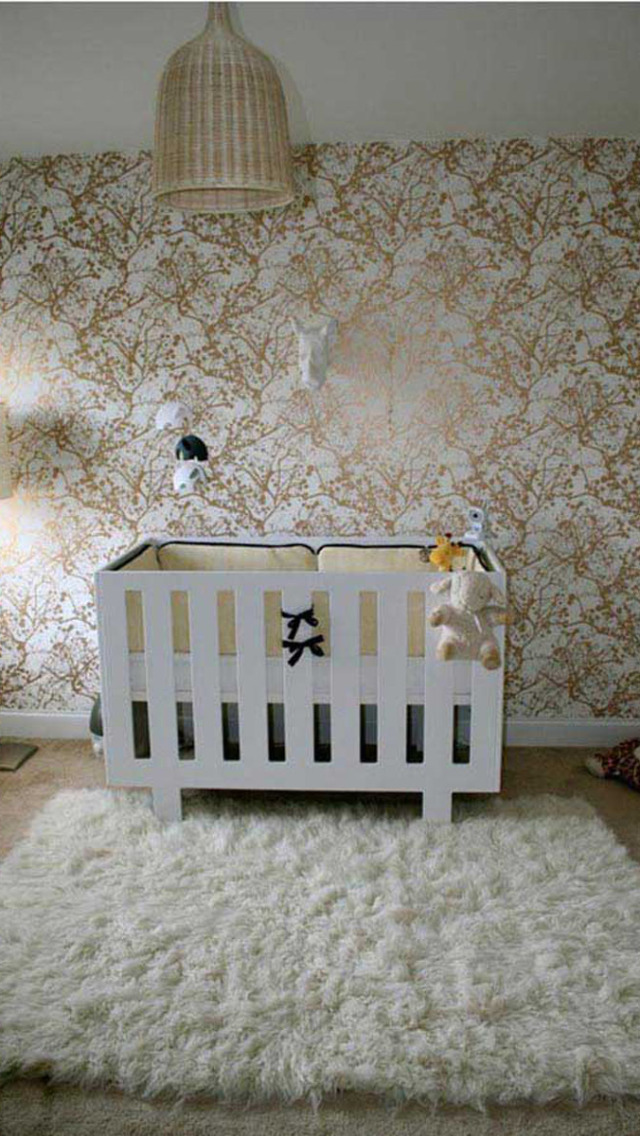 tapis-chambre-bébé-shaggy-blanc-élégant-papier-peint-blanc-motifs-couleur-sable-lit-bébé-blanc