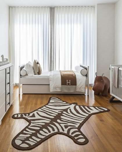 tapis-chambre-bébé-zèbre-marron-blanc-revêtement-sol-bois
