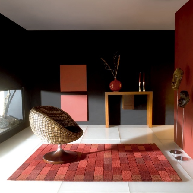 tapis-laine-aspect-briques-rouges-élégant-fauteuil-rotin-tressé