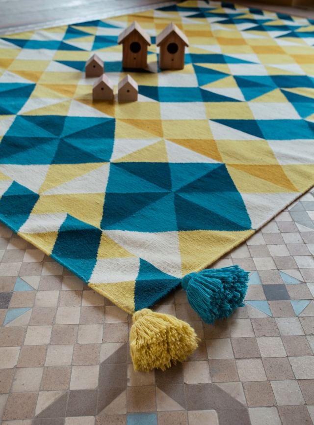 tapis-laine-motifs-géométriques-jaune-blanc-bleu-glands-décoratifs tapis laine