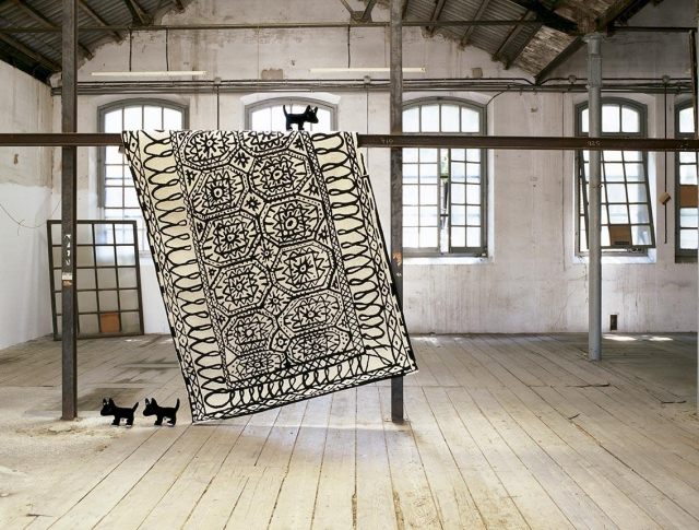 tapis-laine-élégant-blanc-motifs-noirs-design-moderne tapis laine